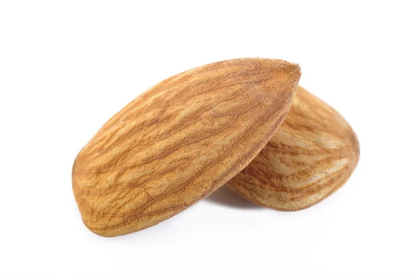 Nueces de almendras crudas aisladas sobre fondo blanco — Foto de Stock