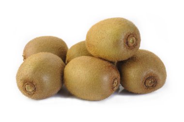 Beyaz arkaplanda yalıtılmış Kivi meyvesi