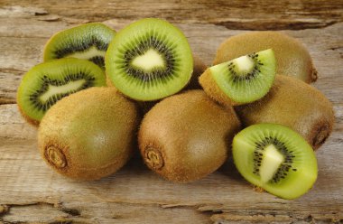 Eski ahşap arka plan üzerine dilimlenmiş kivi