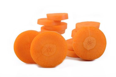 Beyaz arka plan üzerinde taze dilimlenmiş havuç