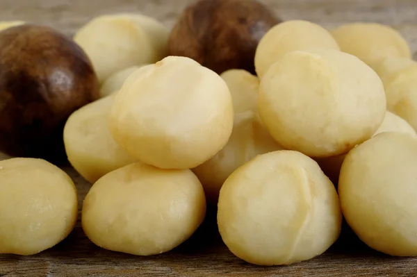 Macadamia-Nüsse auf weißem Hintergrund — Stockfoto