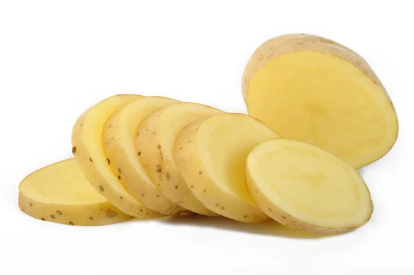 Patatas frescas en rodajas sobre fondo blanco —  Fotos de Stock