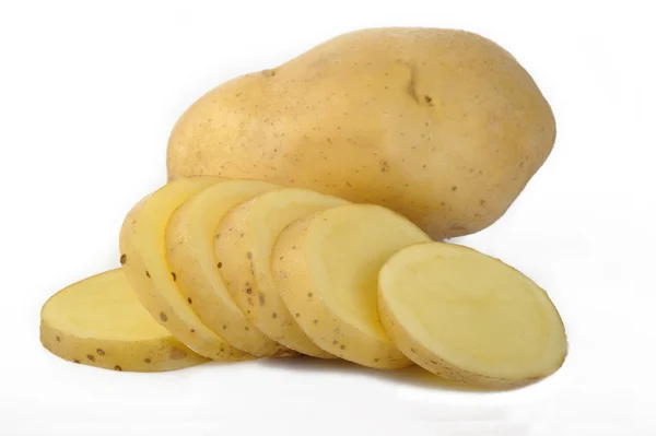 Patatas frescas en rodajas sobre blanco —  Fotos de Stock