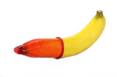 Beyaz arka planda izole edilmiş prezervatifli muz