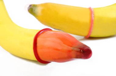 Prezervatif beyaz zemin üzerine muz