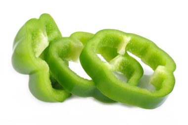 Dilimlenmiş yeşil biber beyaza izole edilmiş.