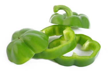 Beyaz arka plan üzerinde izole dilimlenmiş yeşil biber