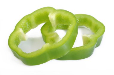 Dilimlenmiş yeşil biber biber izole üzerinde beyaz arka plan