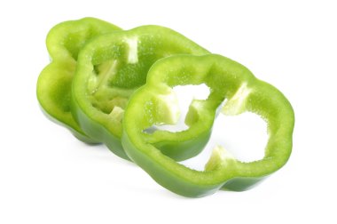 Dilimlenmiş yeşil biber biber izole üzerinde beyaz arka plan