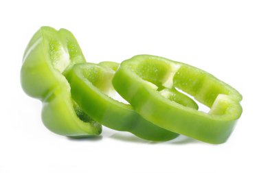 Dilimlenmiş yeşil biber biber izole üzerinde beyaz arka plan