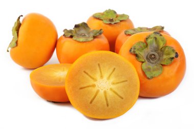 Dilimlenmiş yeşil biber biber izole üzerinde beyaz arka plan