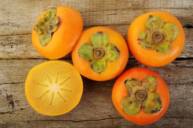 Dilimlenmiş yeşil biber biber izole üzerinde beyaz arka plan