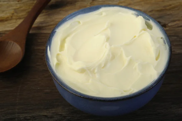Creme fraiche ost i skål — Stockfoto