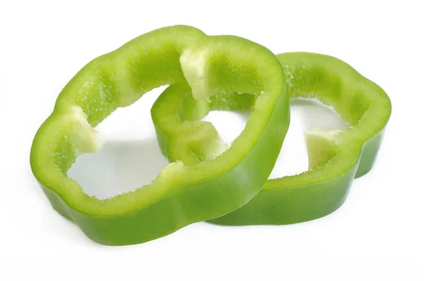 Dilimlenmiş yeşil biber biber izole üzerinde beyaz arka plan