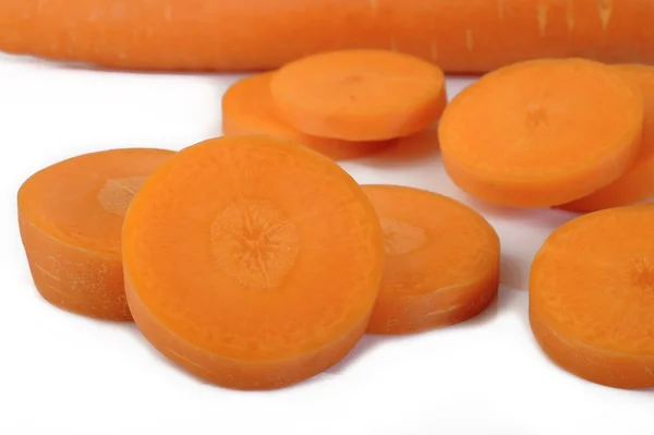 Свіжа нарізана морква на білому тлі — стокове фото