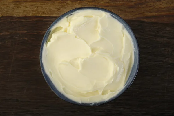 Crema di formaggio aspra in ciotola — Foto Stock