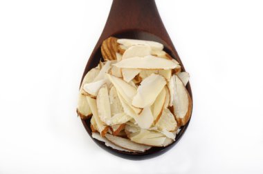 Bir tahta kaşık dilimlenmiş badem