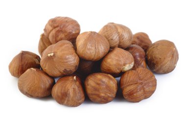 Soyulmuş fındıklar beyazda izole edilmiş. 