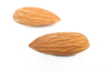 Beyaz arka plan üzerinde izole çiğ badem fındık