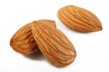 beyaz izole çiğ badem fındık