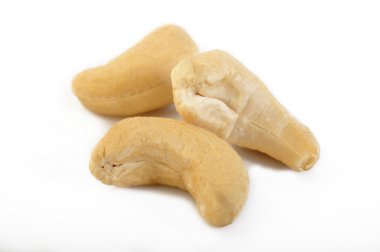 Beyaz arka planda kavrulmuş kaju fıstığı.