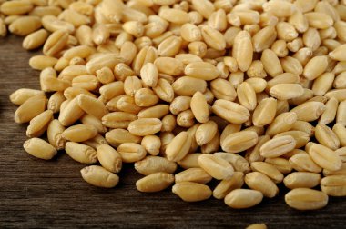 ahşap üzerinde ham pearl arpa