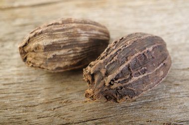 ahşap üzerinde siyah kakule 