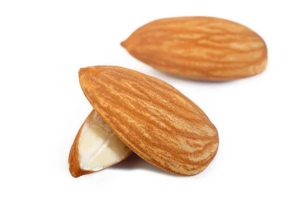 Syrové mandlové ořechy izolovaných na bílém pozadí — Stock fotografie