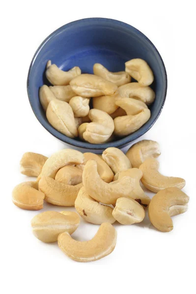 Cashewnüsse auf weißem Hintergrund — Stockfoto