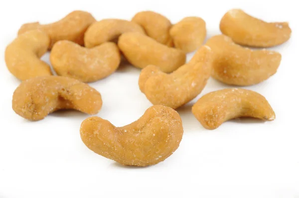 Solené ořechy kešu izolované na bílém — Stock fotografie