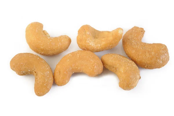 Gesalzene Cashewnüsse isoliert auf weiß — Stockfoto