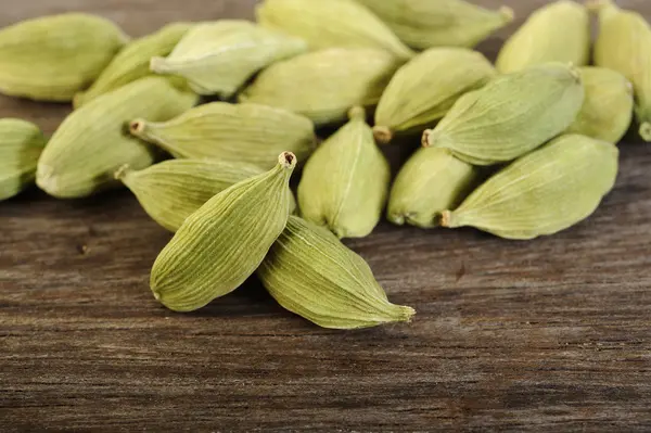 Cardamomo su fondo di legno — Foto Stock