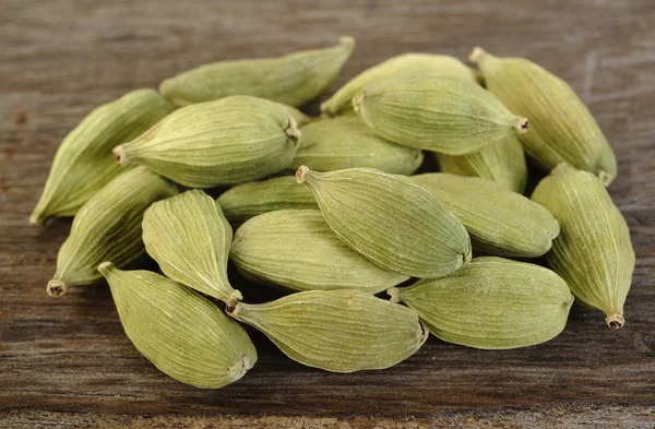 Baccelli di cardamomo verde su legno — Foto Stock