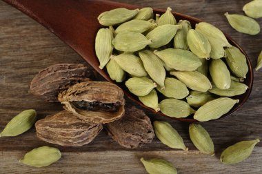 siyah ve yeşil kakule 