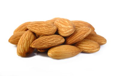 Beyaz arka plan üzerinde izole çiğ badem fındık