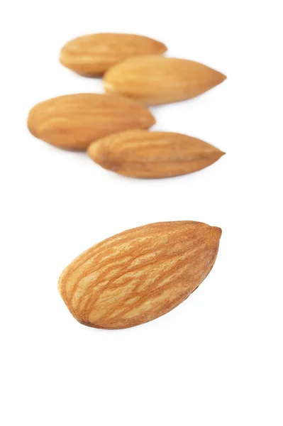 Nueces de almendras crudas aisladas en blanco —  Fotos de Stock