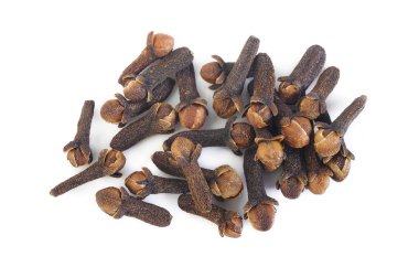 Beyaz arkaplanda izole baharat karanfilleri