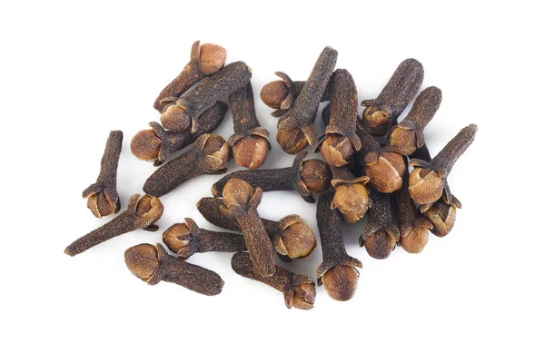 Beyaz arkaplanda izole baharat karanfilleri