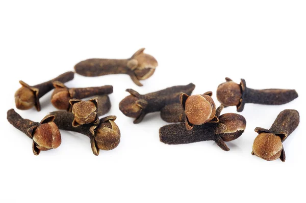 Beyaz arkaplanda izole baharat karanfilleri