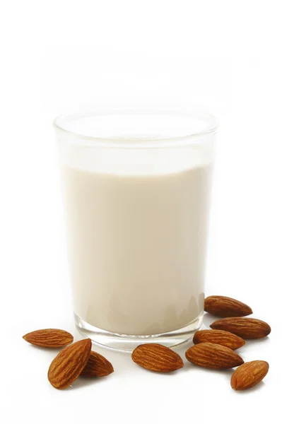 Leche de almendras en vaso con almendras — Foto de Stock