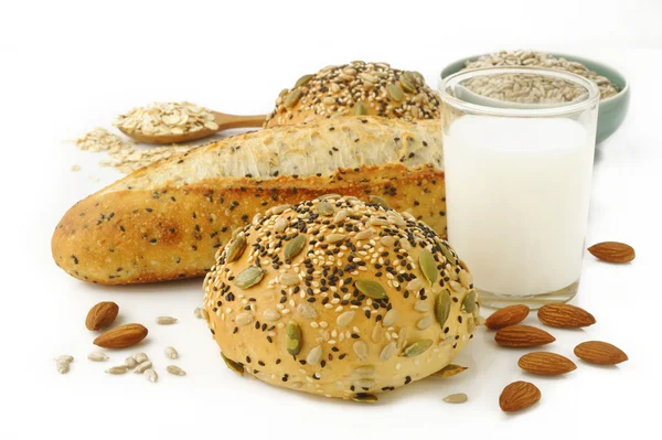 Pan de grano sobre blanco —  Fotos de Stock