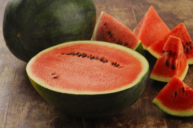 Ahşap zemin üzerinde karpuz