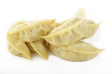 Beyaz arka plan üzerinde ham mantı