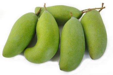 Beyaz arkaplanda taze yeşil mango