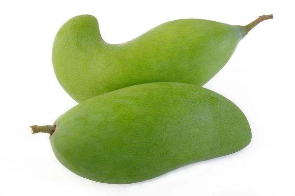 Świeże zielone mango na białym tle — Zdjęcie stockowe