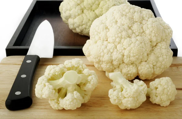 Fresh cauliflower on wooden kitchen board — Stock Photo, Image