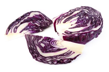 beyaz zemin üzerine doğranmış kırmızı lahana