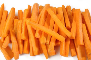 taze havuç sopa beyaz zemin üzerine