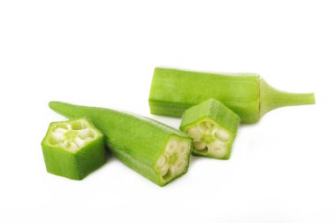 beyaz zemin üzerine bamya