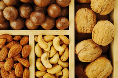 ahşap kutu içinde çeşitli fındık